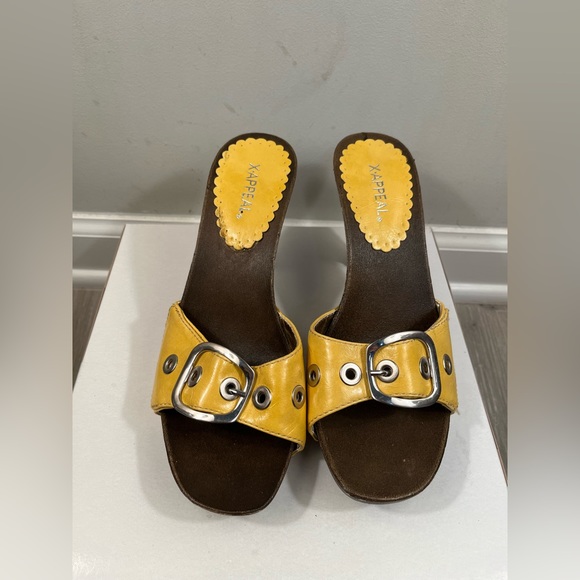 Beautiful Yellow Heels Size 7 - Picture 2 of 7